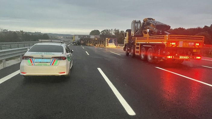 Kuzey Marmara Otoyolu’nda, kamyon devrildi: 1 yaralı