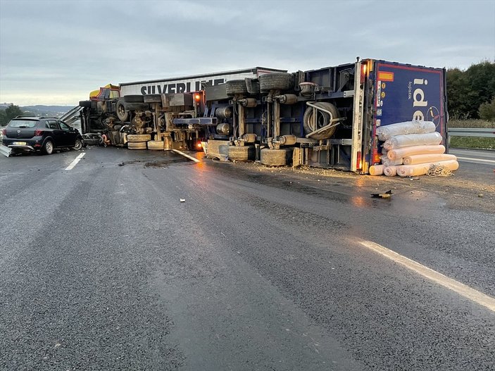 Kuzey Marmara Otoyolu’nda, kamyon devrildi: 1 yaralı