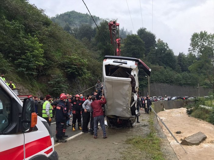 Trabzon'da otomobil dereye düştü: 2 ölü