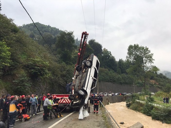 Trabzon'da otomobil dereye düştü: 2 ölü