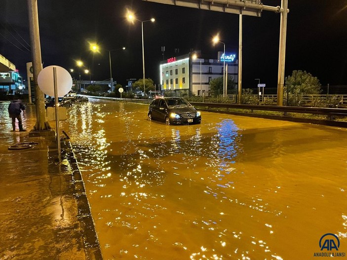 Trabzon'da sağanak yağış ulaşımı olumsuz etkiledi