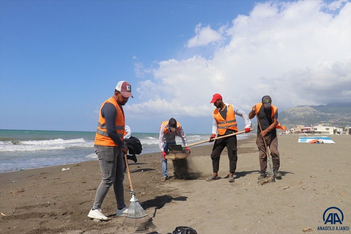 Hatay sahillerinde petrol sızıntısı temizliği sürüyor