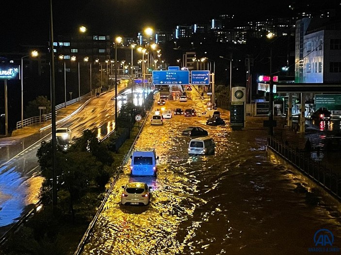Trabzon'da sağanak yağış ulaşımı olumsuz etkiledi