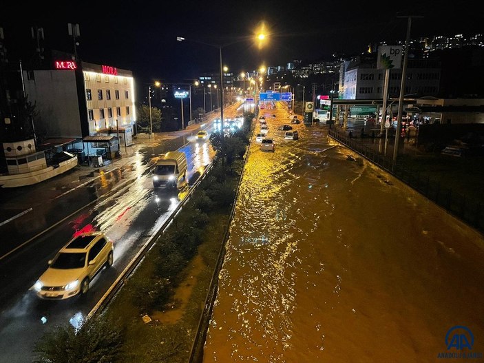Trabzon'da sağanak yağış ulaşımı olumsuz etkiledi