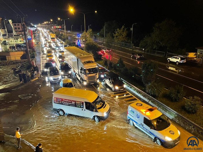 Trabzon'da sağanak yağış ulaşımı olumsuz etkiledi