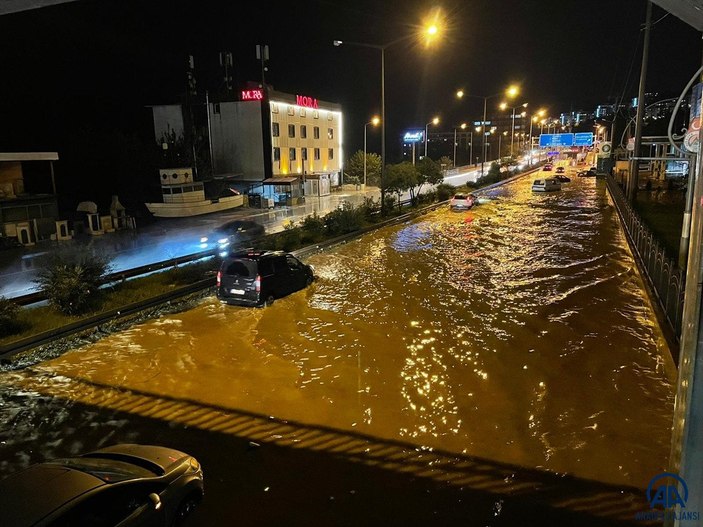 Trabzon'da sağanak yağış ulaşımı olumsuz etkiledi