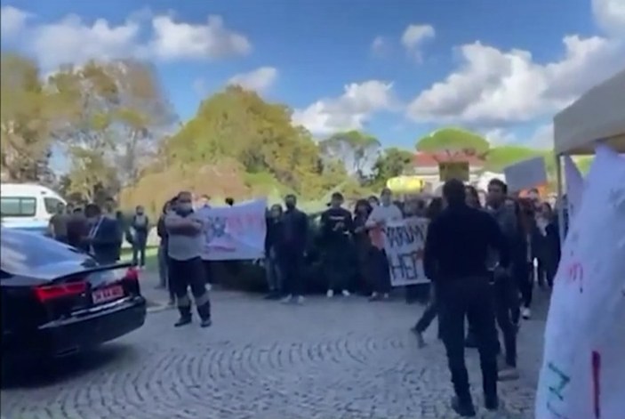 Boğaziçi'nde öğrenciler rektör Naci İnci'nin aracının üstüne çıktı