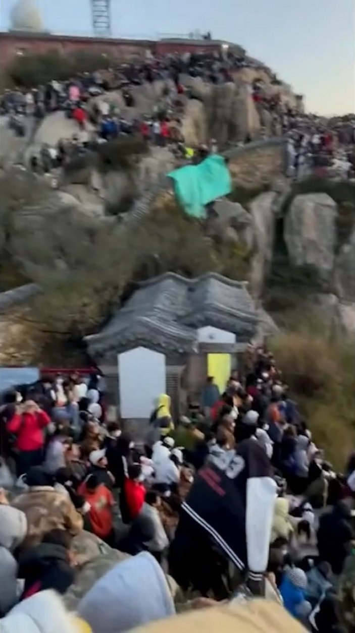 Çin'de, binlerce kişi gün doğumu izlemek için Tai Dağı'na akın etti