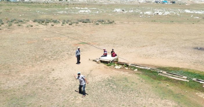 Antalya’da görüntülendiğini fark eden çoban, sopa ile drone kovaladı