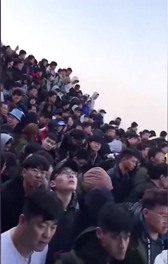 Çin'de, binlerce kişi gün doğumu izlemek için Tai Dağı'na akın etti