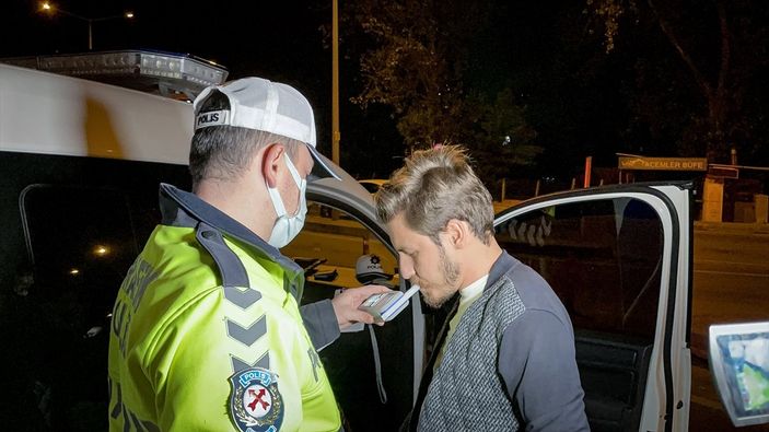 a Bursa'da drift yapan alkollü sürücü polis aracına çarptı