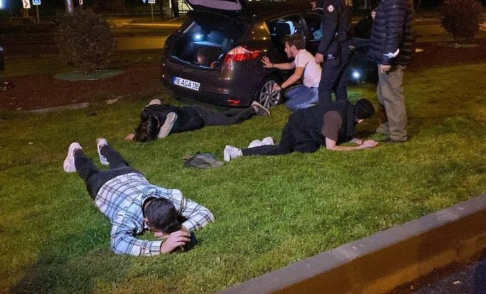 Bursa'da drift yapan alkollü sürücü polis aracına çarptı