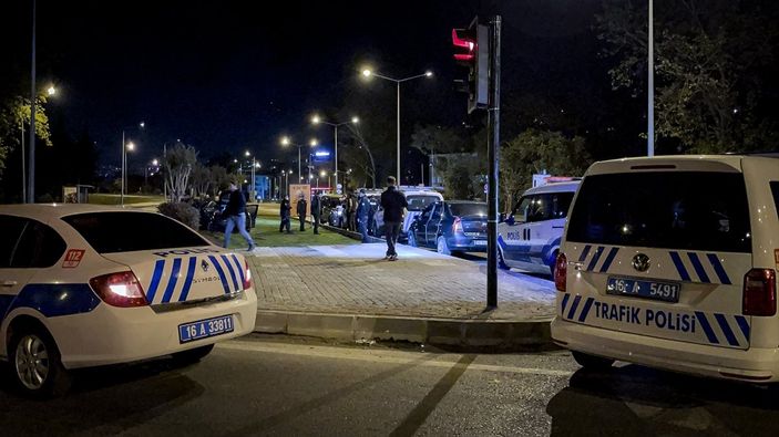 a Bursa'da drift yapan alkollü sürücü polis aracına çarptı