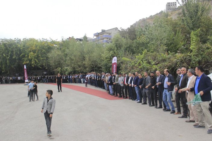İ Hakkari’de şehit oğluna görkemli düğün
