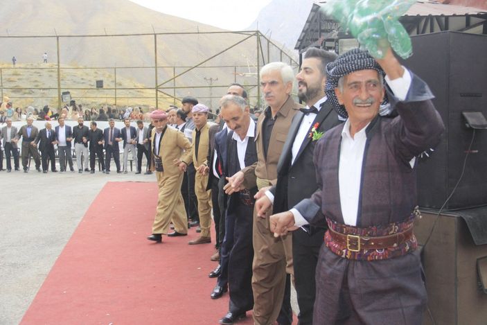 İ Hakkari’de şehit oğluna görkemli düğün