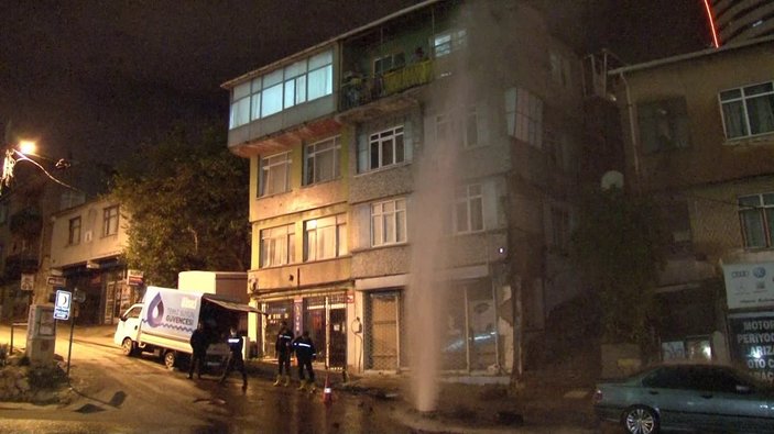 Kadıköy'de İSKİ'nin su borusu patladı, cadde göle döndü