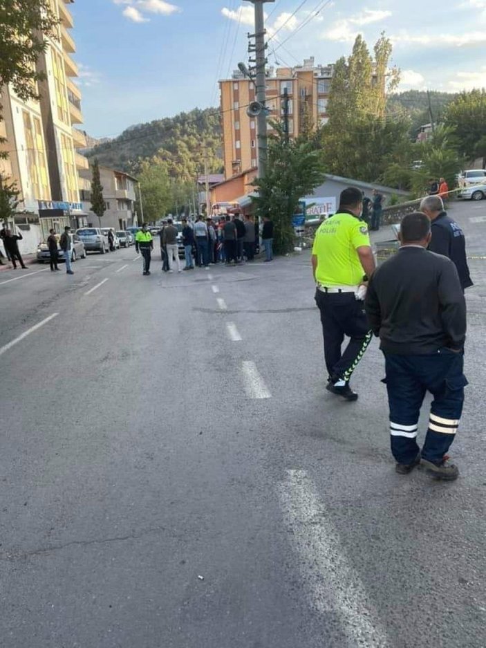 Adana’da aşırı hızlı otomobil, marketten çıkan çocuklara çarptı