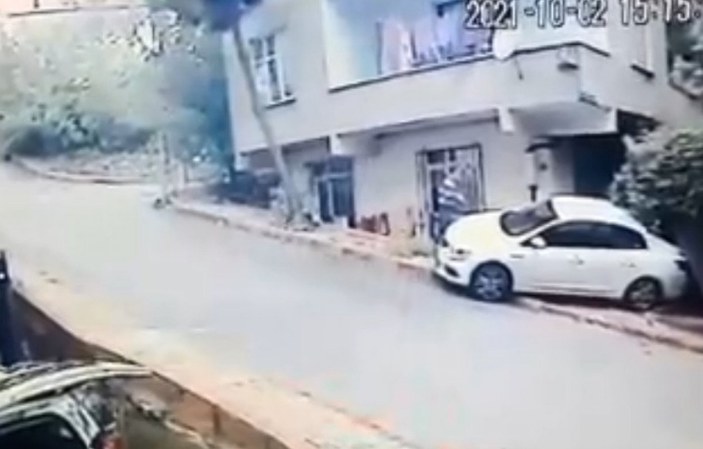 Sancaktepe’de, kayan otomobil yolda yürüyen adamı ezdi