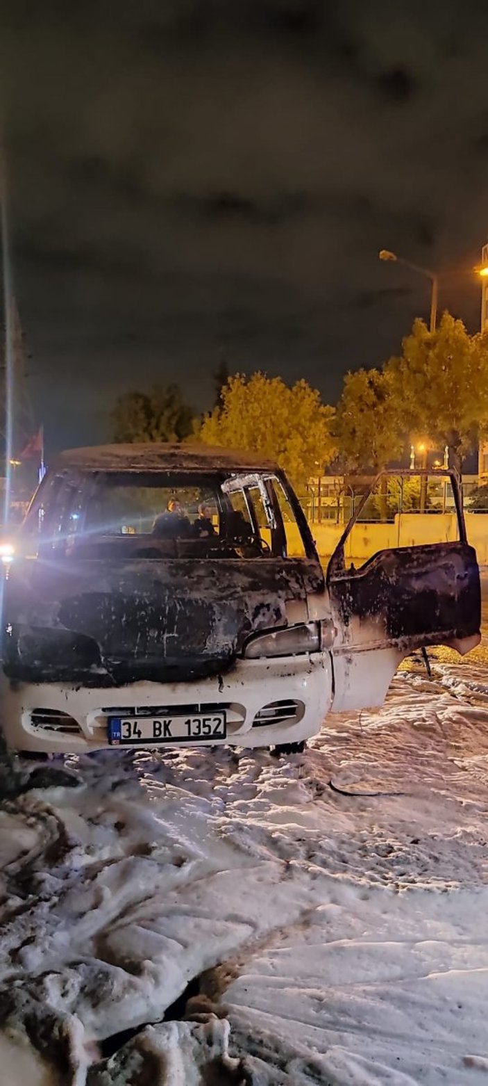 İstanbul'da çalıntı kaydı olan minibüs park halindeyken yandı