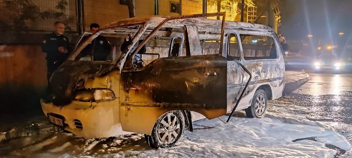 İstanbul'da çalıntı kaydı olan minibüs park halindeyken yandı