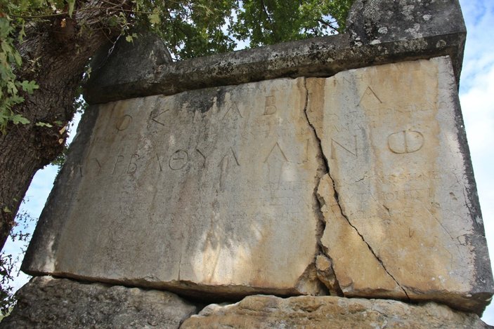 Kocaeli'de tarihi lahide kazılı beddua görenleri şaşırtıyor
