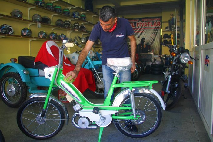 Elazığlı motosiklet ustası, 70 yıllık mobiletinden ayrılmıyor