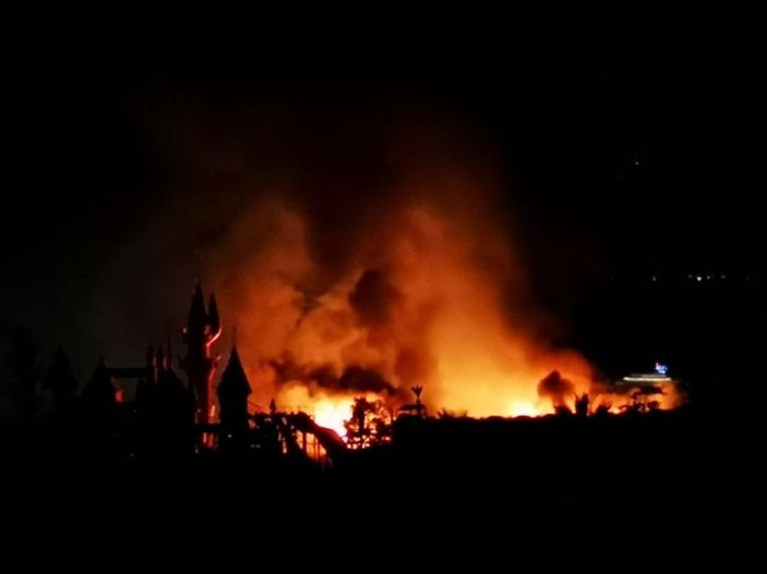 i Muğla'da orman içindeki otel alevlere teslim oldu