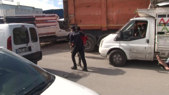 Ümraniye’de kağıt toplayıcıları polis ekiplerine taş attı