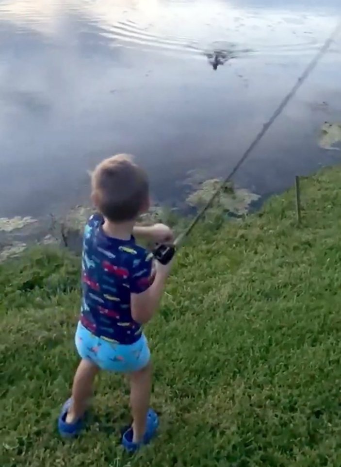 ABD'de yakaladığı balığı timsaha kaptıran çocuk