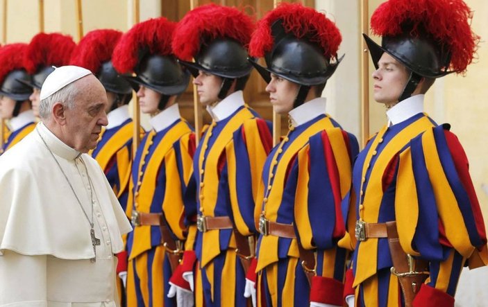 Papa'nın muhafız birliğinde aşı krizi
