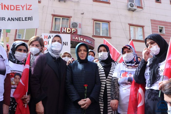 Mustafa Şentop'un eşi Sabriye Şentop'tan Diyarbakır annelerine ziyaret