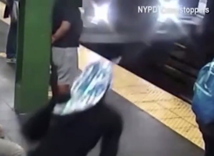 ABD'de bir kadın metroyu bekleyen kişiyi arkadan itti