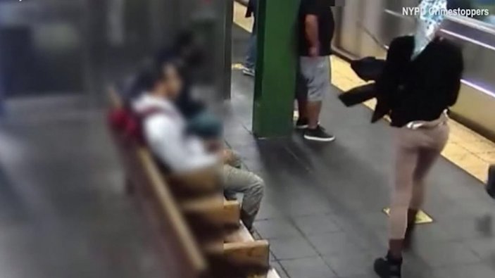 ABD'de bir kadın metroyu bekleyen kişiyi arkadan itti