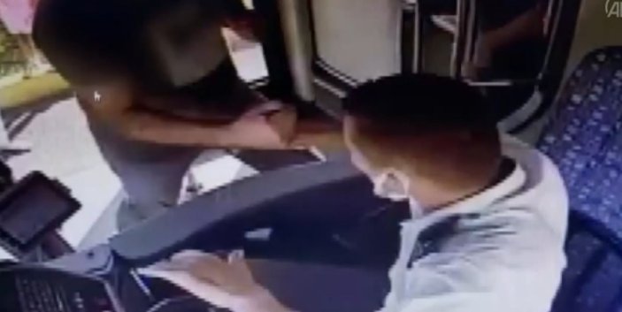 Antalya'da yolcu, otobüs şoförünü darbetti
