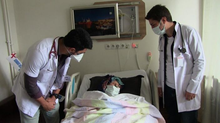 Artvin'de 102 yaşında koronayı yenen kadın alkışlarla servise alındı