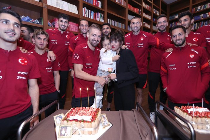 A Milli Takım, Caner Erkin'in doğum gününü kutladı