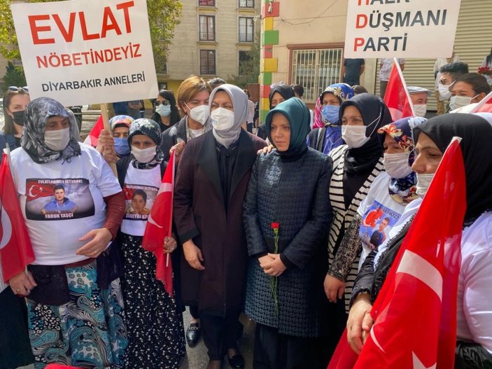 Siyasetçilerin eşleri Diyarbakır annelerini ziyaret etti