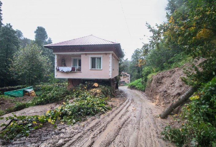 Rize’de yaşanan heyelanda, oturma odasına toprak doldu