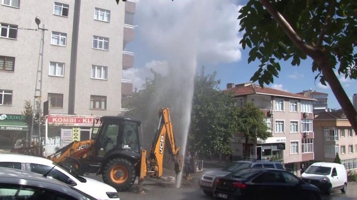 Ataşehir'de altyapı çalışmaları sırasında su borusu patladı