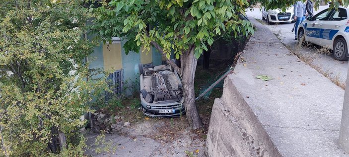 Karabük’te otomobil 3 metreden bahçeye düştü