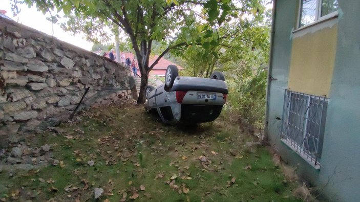 Karabük’te otomobil 3 metreden bahçeye düştü