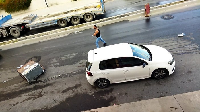 Arnavutköy'de, tartıştığı kişinin dükkanına balta ve satırla saldırdı