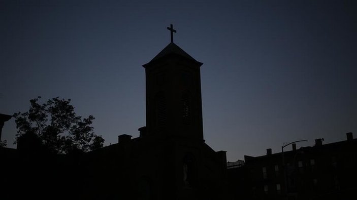 Fransa’da 1950’den bu yana kiliselerde 216 bin çocuk istismara uğradı