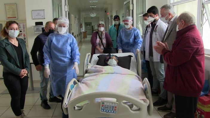 Artvin'de 102 yaşında koronayı yenen kadın alkışlarla servise alındı
