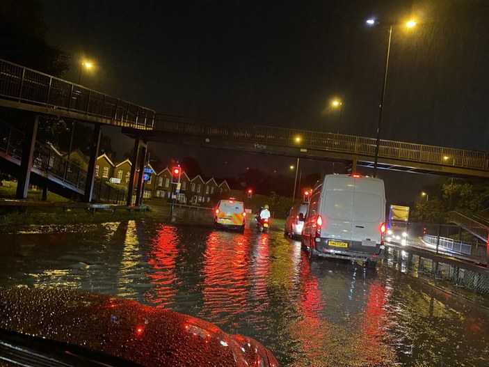 Londra'da şiddetli yağış sele yol açtı