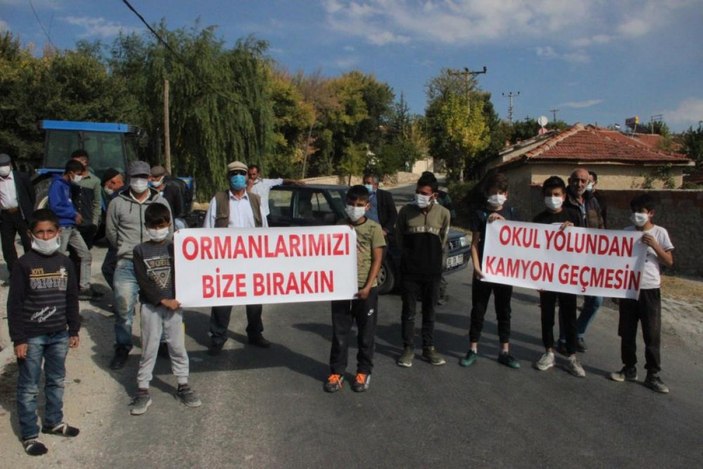 Afyonkarahisar’da tırlara öfkelenen köylüler yolu kapattı