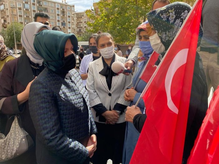 Siyasetçilerin eşleri Diyarbakır annelerini ziyaret etti