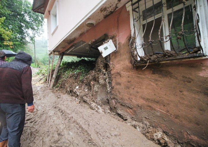 Rize’de yaşanan heyelanda, oturma odasına toprak doldu