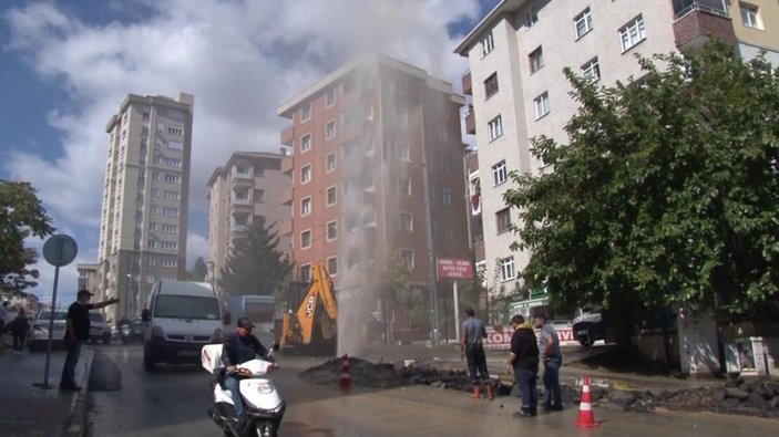 Ataşehir'de altyapı çalışmaları sırasında su borusu patladı