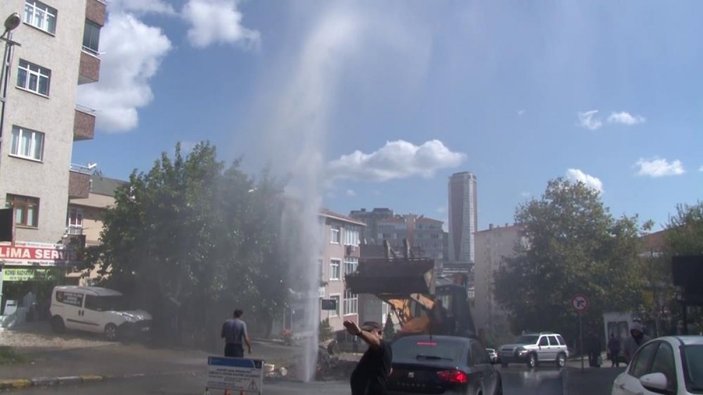 Ataşehir'de altyapı çalışmaları sırasında su borusu patladı